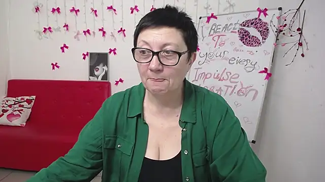 Snapshot of EmilyL0ve chatting on March 16, 6:23 pm EmilyL0ve online show from March 16, 6:23 pm