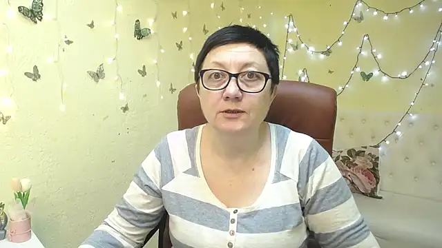 Snapshot of EmilyL0ve chatting on March 17, 6:11 pm EmilyL0ve online show from March 17, 6:11 pm