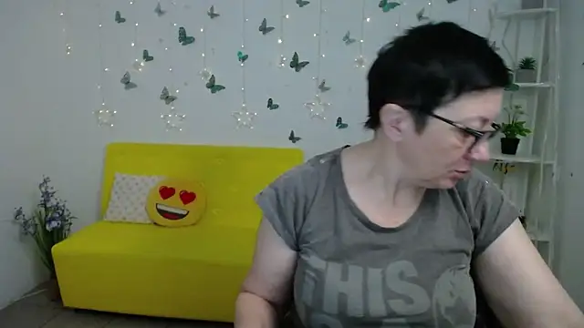 Snapshot of EmilyL0ve chatting on March 18, 6:22 pm EmilyL0ve online show from March 18, 6:22 pm
