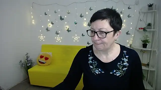 Snapshot of EmilyL0ve chatting on March 28, 6:13 am EmilyL0ve online show from March 28, 6:13 am