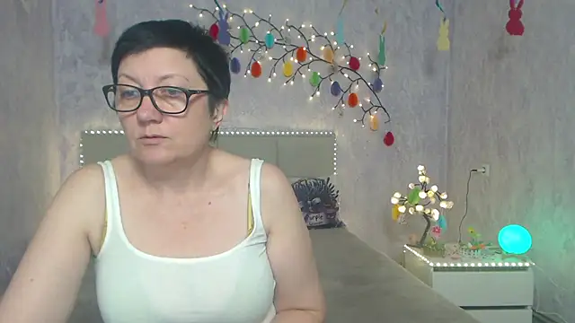 Snapshot of EmilyL0ve chatting on April 2, 6:33 am EmilyL0ve online show from April 2, 6:33 am