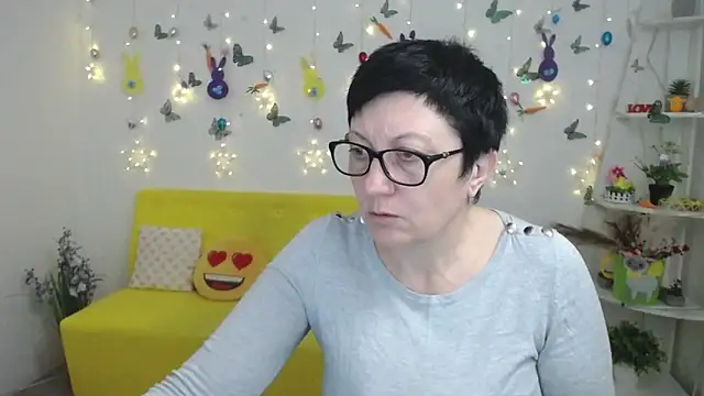 Snapshot of EmilyL0ve chatting on April 4, 5:38 am EmilyL0ve online show from April 4, 5:38 am