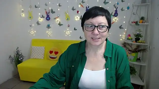 Snapshot of EmilyL0ve chatting on April 9, 5:18 am EmilyL0ve online show from April 9, 5:18 am