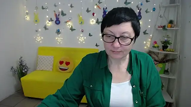 Snapshot of EmilyL0ve chatting on April 9, 6:41 am EmilyL0ve online show from April 9, 6:41 am