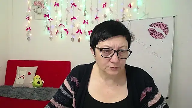 Snapshot of EmilyL0ve chatting on April 10, 5:17 pm EmilyL0ve online show from April 10, 5:17 pm