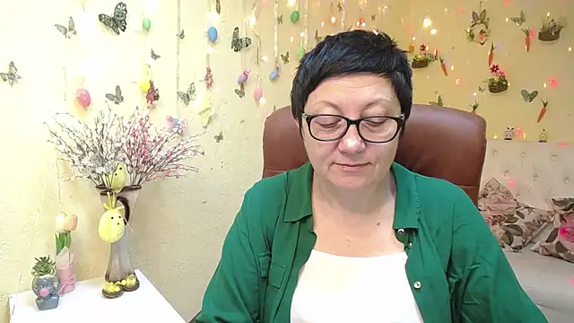 Snapshot of EmilyL0ve chatting on April 12, 5:23 am EmilyL0ve online show from April 12, 5:23 am