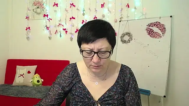 Snapshot of EmilyL0ve chatting on April 13, 5:13 am EmilyL0ve online show from April 13, 5:13 am