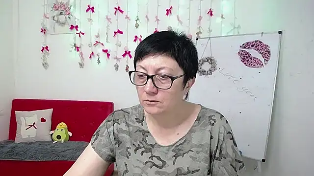 Snapshot of EmilyL0ve chatting on April 15, 5:20 pm EmilyL0ve online show from April 15, 5:20 pm