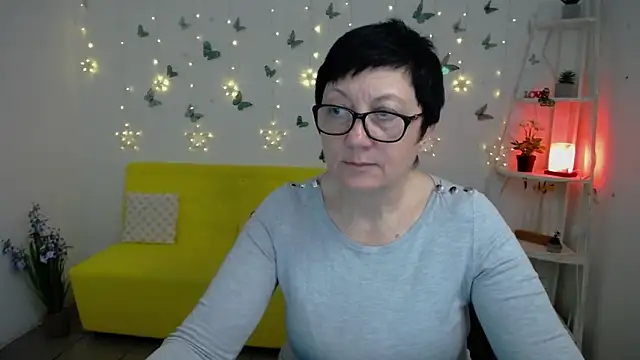 Snapshot of EmilyL0ve chatting on April 16, 5:25 pm EmilyL0ve online show from April 16, 5:25 pm