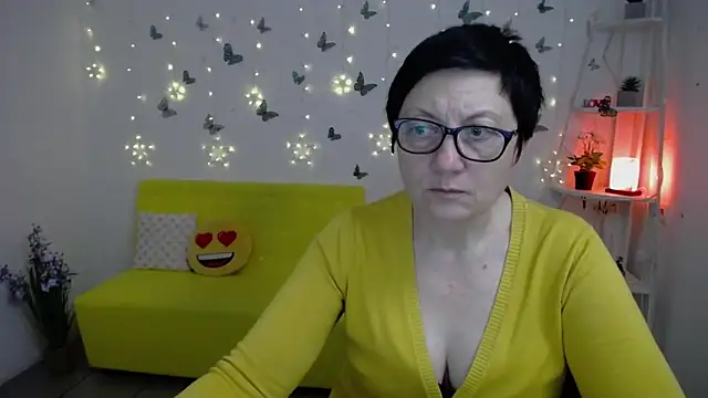 Snapshot of EmilyL0ve chatting on April 16, 9:39 pm EmilyL0ve online show from April 16, 9:39 pm