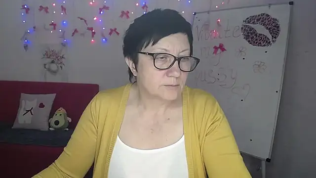 Snapshot of EmilyL0ve chatting on May 2, 5:29 pm EmilyL0ve online show from May 2, 5:29 pm