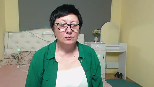 Snapshot of EmilyL0ve chatting on May 4, 5:53 pm EmilyL0ve online show from May 4, 5:53 pm
