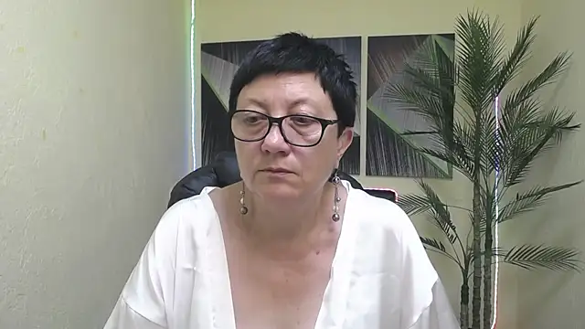 Snapshot of EmilyL0ve chatting on July 4, 5:19 pm EmilyL0ve online show from July 4, 5:19 pm