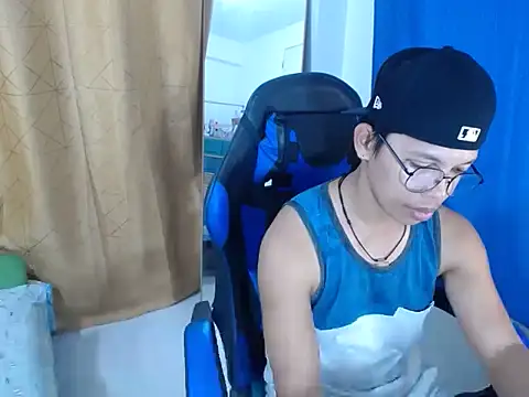 Snapshot of holly_oreo chatting on July 3, 12:00 pm holly oreo online show from July 3, 12:00 pm