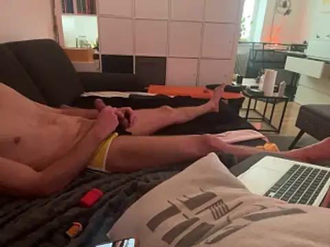 Snapshot of FFistPig69 chatting on May 12, 4:31 am FFistPig69 online show from May 12, 4:31 am