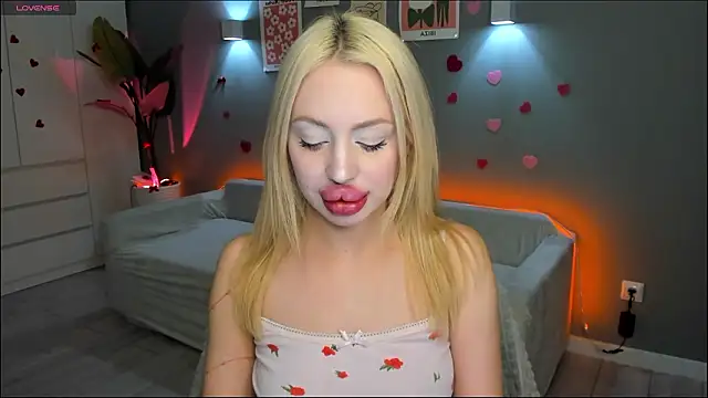 Luna Beverly online show from February 22, 8:18 pm