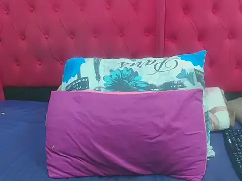 brownskingirl25 online show from January 14, 7:30 pm