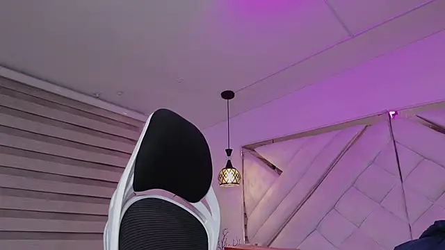 mia gatesvg online show from March 11, 3:01 am