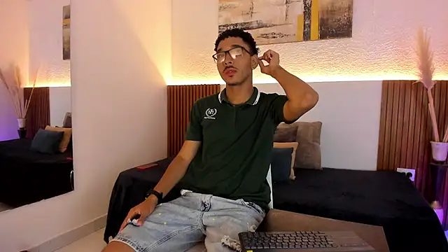 Snapshot of Julian_Dark_ chatting on February 6, 10:57 pm Julian Dark online show from February 6, 10:57 pm