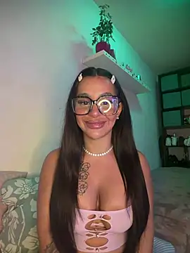 Snapshot of sweetxlayla chatting on June 30, 7:48 pm sweetxlayla online show from June 30, 7:48 pm