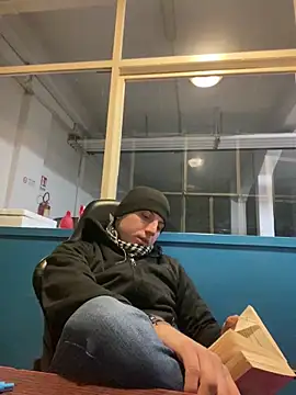 allee2206 online show from March 29, 9:04 pm