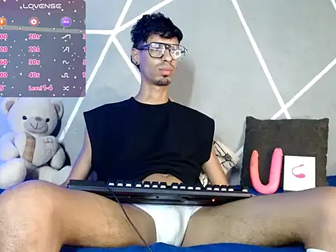 Snapshot of alexx_23cm chatting on June 7, 3:21 am alexx 23cm online show from June 7, 3:21 am