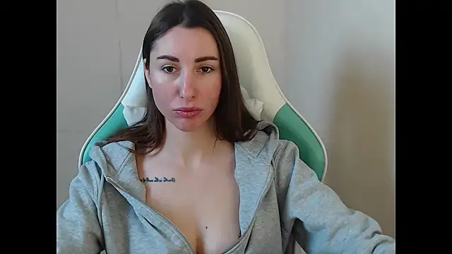 Snapshot of cammila_horn chatting on January 13, 12:32 pm cammila horn online show from January 13, 12:32 pm