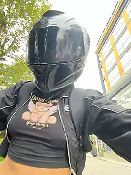 TaylorrHill online show from March 18, 8:01 pm