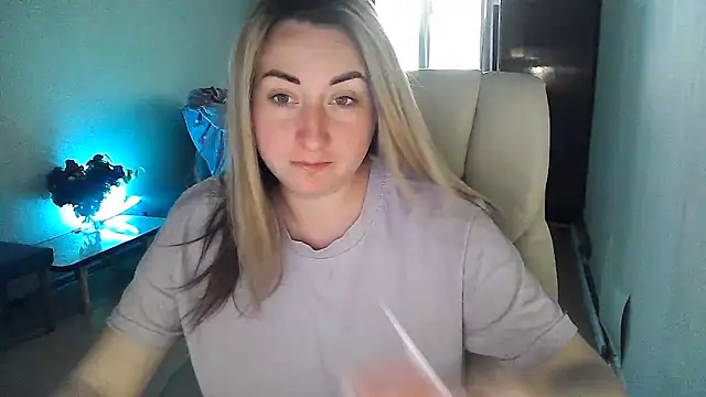 Snapshot of FoxyAnn12 chatting on May 6, 11:48 am FoxyAnn12 online show from May 6, 11:48 am