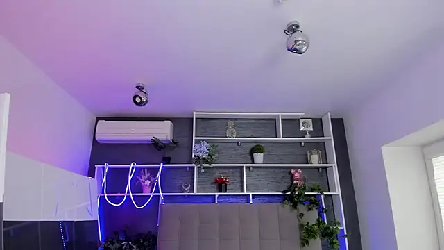 StephieRousee online show from March 20, 6:29 am