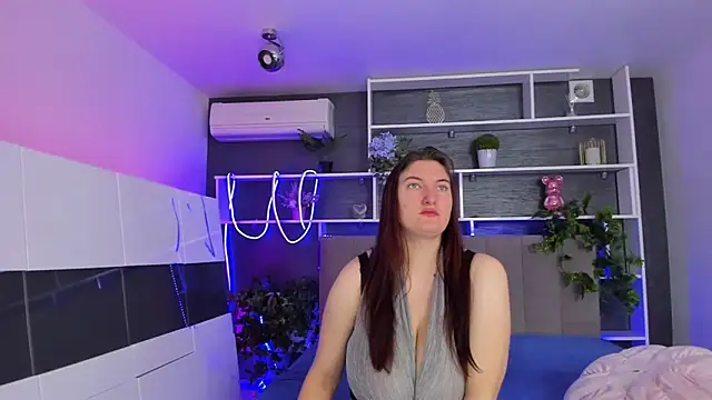 StephieRousee online show from April 8, 5:18 am