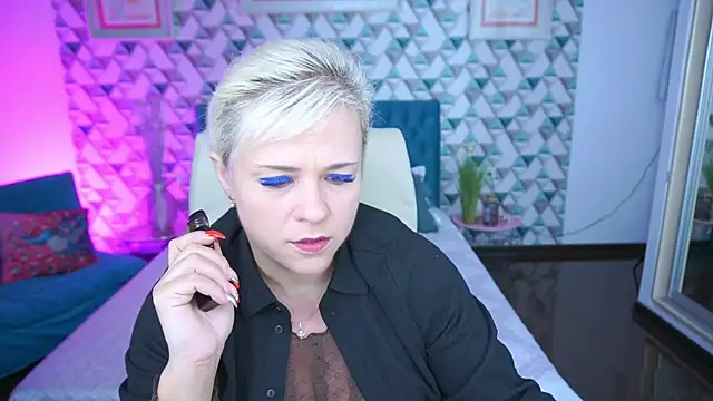 Snapshot of CrystalVibe chatting on May 11, 6:30 am CrystalVibe online show from May 11, 6:30 am