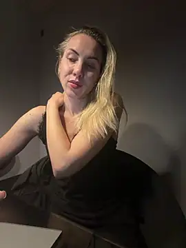 Snapshot of ElenaWhitmore chatting on June 12, 10:30 pm ElenaWhitmore online show from June 12, 10:30 pm