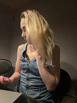 Snapshot of ElenaWhitmore chatting on June 15, 10:56 pm ElenaWhitmore online show from June 15, 10:56 pm