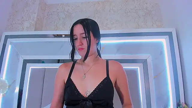 Snapshot of IsaBlue chatting on January 19, 1:26 pm IsaBlue online show from January 19, 1:26 pm