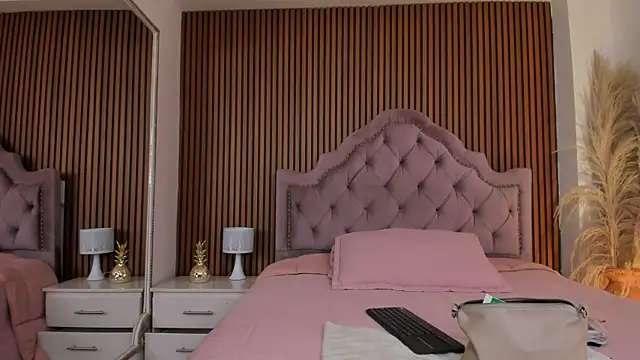 Violett hott  online show from April 11, 12:31 pm