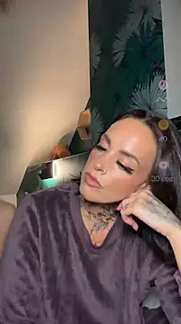 Snapshot of venustattoue chatting on May 15, 9:22 pm venustattoue online show from May 15, 9:22 pm