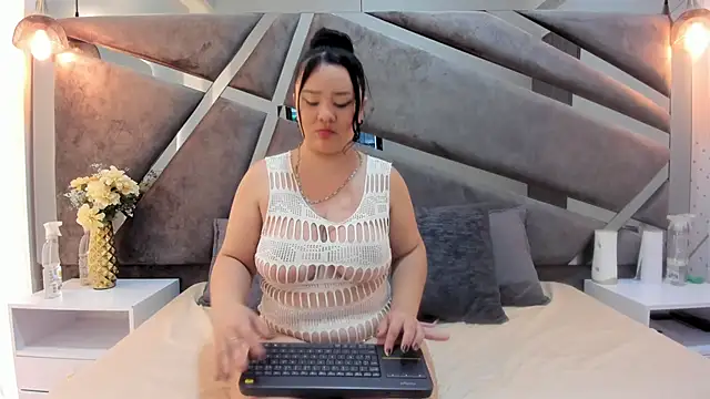 emiily whitee  online show from January 9, 7:37 pm