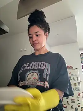 crystal dlun online show from April 19, 7:05 pm