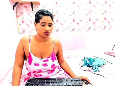 Snapshot of ebonyskylar694u chatting on January 13, 8:08 am ebonyskylar694u online show from January 13, 8:08 am