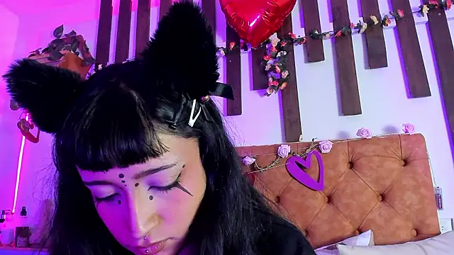 Snapshot of MeowMota_ chatting on February 18, 6:04 pm MeowMota online show from February 18, 6:04 pm