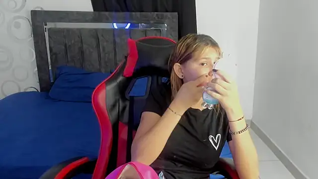 Snapshot of Bella_Blanca chatting on February 25, 12:15 pm Bella Blanca online show from February 25, 12:15 pm