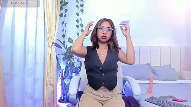 emily7  online show from April 10, 8:46 pm