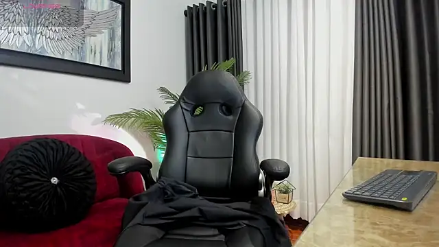 VictoriaPaker online show from April 7, 10:15 am