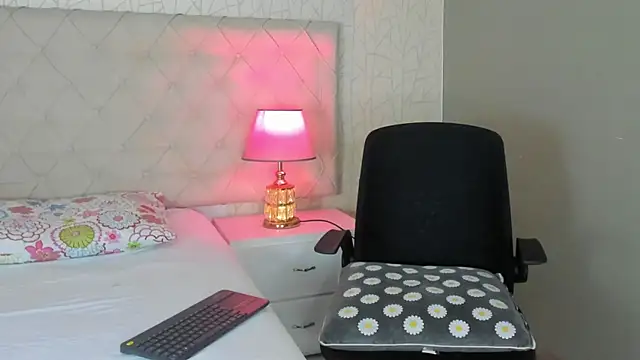 Snapshot of TinyRosee chatting on February 5, 8:02 pm TinyRosee online show from February 5, 8:02 pm