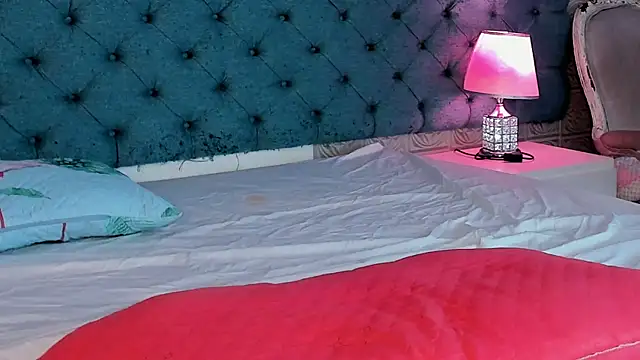 Snapshot of TinyRosee chatting on February 22, 2:48 pm TinyRosee online show from February 22, 2:48 pm