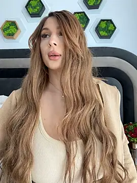 LucyBridgette online show from May 6, 11:15 am