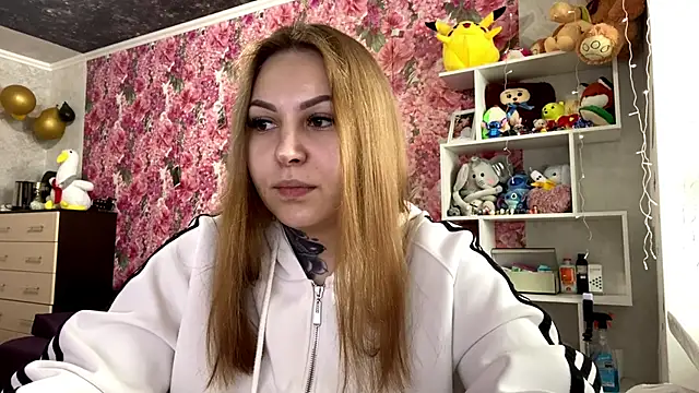 Snapshot of TraciBallena chatting on February 6, 9:12 am TraciBallena online show from February 6, 9:12 am