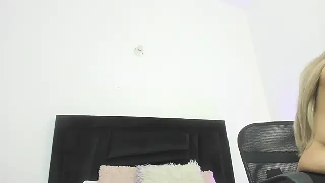 Naugthy Sara online show from April 6, 7:04 pm