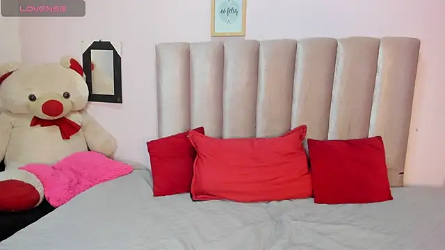 Snapshot of Roger_And_Ramona chatting on January 11, 1:49 pm Roger And Ramona online show from January 11, 1:49 pm